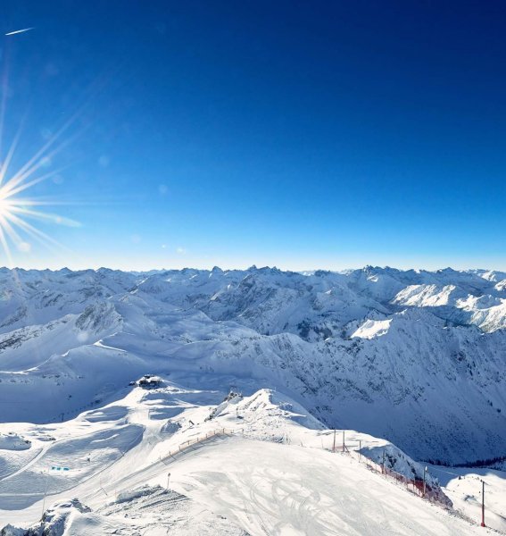 Bergpanorama an einem Sonnentag im Winter in der Umgebung vom Hotel Mohren in Oberstdorf