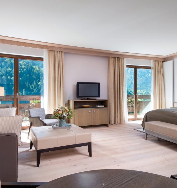 Einblick in eines der modern und gemütlichen Zimmer mit Ausblick auf die Berge im Travel Charme Ifen Hotel im Kleinwalsertal.