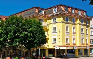 Hotel Schlosskrone Außenansicht Sommer Außenansicht des Hotels Schlosskrone in Füssen im Sommer