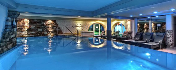 Koenigshof Hotel Resort Innenpool Wellness