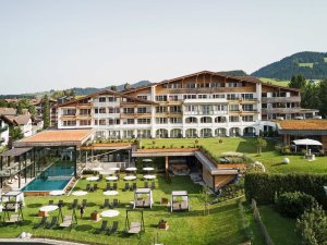 Außenansicht der Rosenalp Gesundheitsresort und Spa in Oberstaufen mit Blick auf den Hotelgebäudekomplex