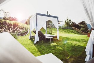 Blick in den Garten des Rosenalp Gesundheitsresort & Spa in Oberstaufen mit den großen Liegen