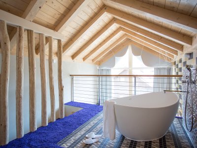 Eine Badewanne im Freiberg Romantik Hotel in Oberstdorf lädt zu einem Entspannungsbad ein.