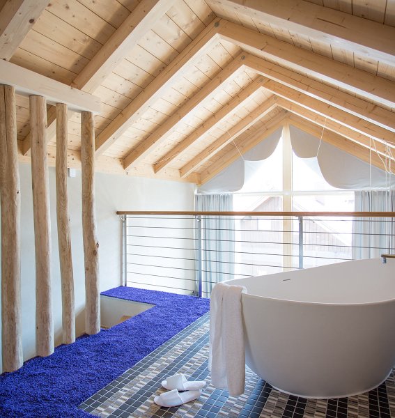 Eine Badewanne im Freiberg Romantik Hotel in Oberstdorf lädt zu einem Entspannungsbad ein.