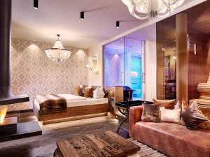 Einblick in eines der modern und gemütlich eingerichteten Zimmer im Hotel König Ludwig in Schwangau.