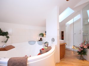 Eiblick in das Badezimmer der Suite im Landhotel Alphorn in Ofterschwang.