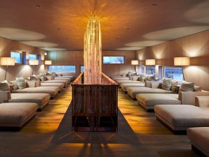 Ruhebereich mit vielen Liegen zum Entspannen im Hotel König Ludwig in Schwangau