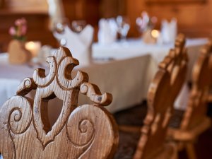 Innenansicht des Restaurants mit gedeckten Tischen im Hotel Restaurant Adler in Oberstaufen.