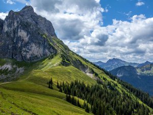 Ein Wanderweg in den Bergen lädt zu einem Ausflug in der Nähe des Hotels König Ludwig in Schwangau ein