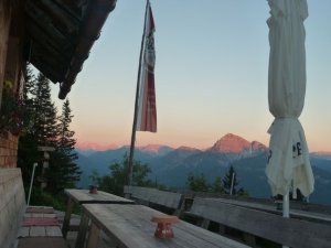 Ausblick von einer Berghütte auf die Berge in der Nähe des Hotels König Ludwig in Schwangau