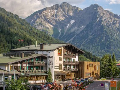 Wellnesshotel Walserhof Hirschegg Außenansicht Sommer