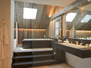 Einblick in eines der Zimmer mit modernem Bad mit Badewanne im Haubers Naturresort in Oberstaufen.