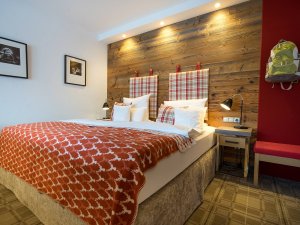 Einblick in eines der modern und gemütlich eingerichteten Zimmer im Hotel Franks in Oberstdorf.