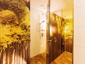 Einblick in den Wellnessbereich mit Duschen im Hotel Franks in Oberstdorf.