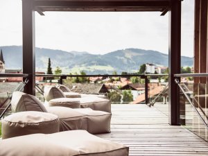 Eindruck vom Balkon mit Sitzsäcken und tollem Bergpanorama im Sommer im Rosenalp Gesundheitsresort und Spa in Oberstaufen