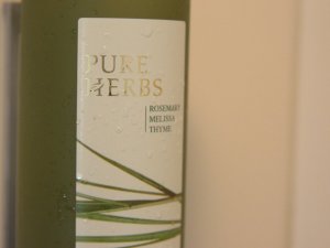 Eine Shampooflasche in einer der Duschen des Schüle's  Gesundheitsresort und SPA in Oberstdorf