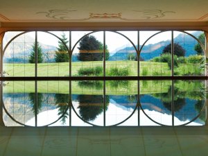 Eindruck vom Innenpool mit großen Panoramafenstern mit Blick auf die Berge im Schüle's Gesundheitsresort und SPA