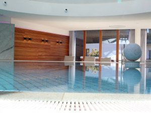 Einblick in den Wellnessbereich des Hotels Allgäu Sonne in Oberstaufen mit Innenpool.