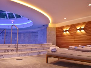 Einblick in den Wellnessbereich mit Liegen und Pool im Hotel Allgäu Sonne in Oberstaufen.