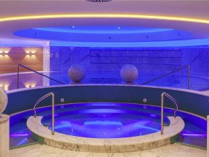 Einblick in den Wellnessbereich mit Whirlpool im Hotel Allgäu Sonne in Oberstaufen.