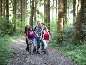 Eine Gruppe unternimmt durch die Gegend der Rosenalp Gesundheitsresort und Spa in Oberstaufen eine Wanderung