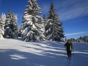 Ein Gast macht eine Wanderung durch die verschneite Winterlandschaft in der Umgebung des Panoramahotels Oberjoch