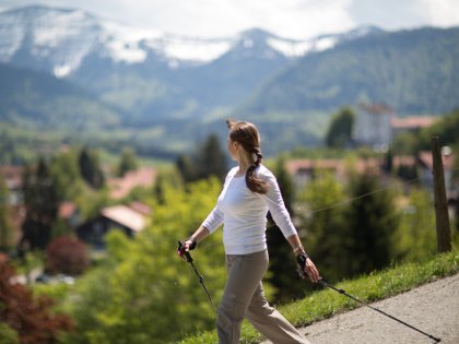 Parkhotel Oberstaufen Ausflug Wandern Eine Frau unternimmt an einem schönen Sommertag in der Umgebung des Parkhotel Oberstaufen in Oberstaufen eine Wanderung