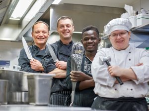 Mitarbeiter in der Küche des Hotel Restaurant Adler in Oberstaufen