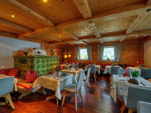 Einblick in das Restaurant des DIANA Naturpark Hotels in Oberstaufen mit liebevoll gedeckten Tischen.