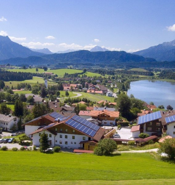 Außenansicht vom Biohotel Eggensberger in Füssen / Hopfen am See im Sommer mit Blick auf das Hotel und den nahegelegenen Hopfen am See