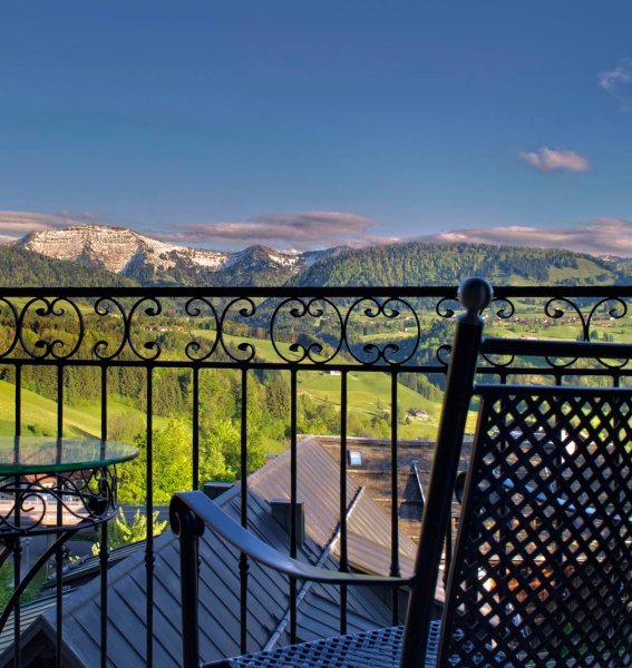 Blick vom Balkon des Kur und Sporthotel Bayerischer Hof in Oberstaufen auf die umliegenden Berge und grüne Wiesen