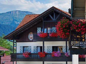 Außenansicht des Kur und Sporthotel Bayerischer Hof in Oberstaufen im Sommer mit Blick auf das Hotelgebäude