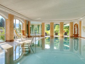 Innenpool im DIANA Naturpark Hotel in Oberstaufen mit großen Fenstern und Zugang nach Außen