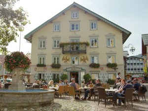 Außenansicht vom Hotel Restaurant Adler in Oberstaufen im Sommer