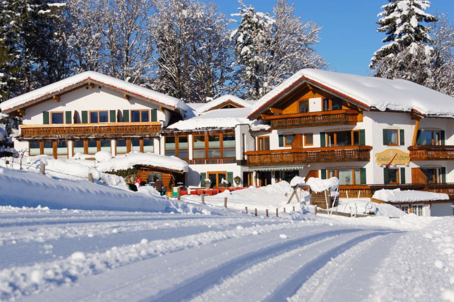 Landhotel Alphorn Außenansicht Winter