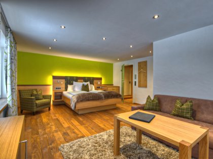 Einblick in eines der gemütlich und modern eingerichteten Zimmer im DIANA Naturpark Hotel in Oberstaufen.