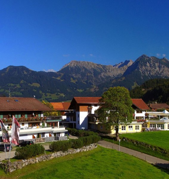 Außenansicht des Hotel Berwanger Hof im Obermaiselstein im Sommer