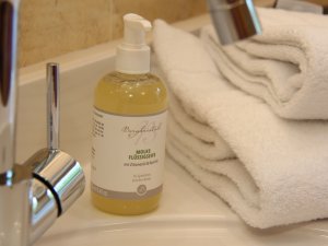 Seife an einem Waschbecken im Hotel Bergkristall - Mein Resort im Allgäu in Oberstaufen.