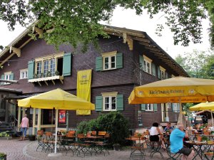 Die Außenansicht des Jagdhauses mit Biergarten im Sommer im Freiberg Romantik Hotel in Oberstdorf.