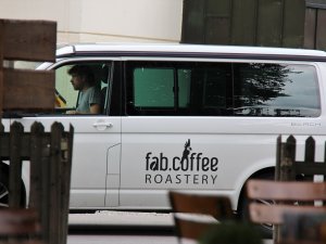 Ein Bus einer Kaffeerösterei beliefert das Freiberg Romantik Hotel in Oberstdorf mit frischer Ware.