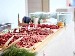 Ein Buffet mit großer Auswahl an Speisen im A-Rosa Ifen Hotel Kleinwalsertal