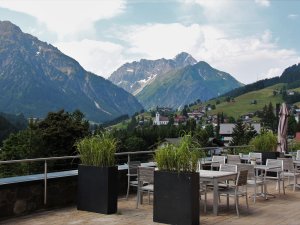Der Ausblick auf die Berge im Sommer von der Terrasse im A-Rosa Ifen Hotel Kleinwalsertal