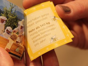 Eine kleine Broschüre über die eigenen Bienenvölker im Sonnenalp Resort in Ofterschwang.