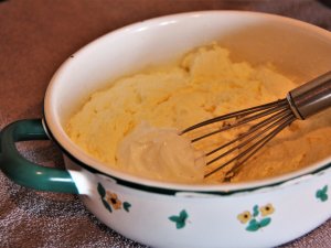 Für eine Milchwell Wellnessbehandlung vorbereitete Molke in einem Topf im Allgäuhotel Tanneck in Fischen