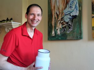 Ein Mitarbeiter des Wellnessbereichs im Allgäuhotel Tanneck in Fischen