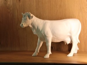 Eine Kuh-Figur als Dekoration im Allgäuhotel Tanneck in Fischen