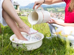 Eine Frau genießt eine Milchwell Wellnessbehandlung im Allgäuhotel Tanneck in Fischen im Freien