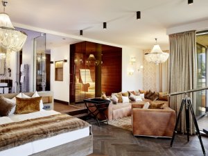 Modern und stilvoll eingerichtetes Zimmer im Hotel König Ludwig in Schwangau