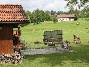 Einblick in den Garten vom Hotel Mühlenhof in Oberstaufen im Sommer