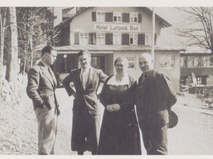 Eine historische Aufnahme von Personen vor dem Hotel Prinz-Luitpold-Bad in Bad Hindelang
